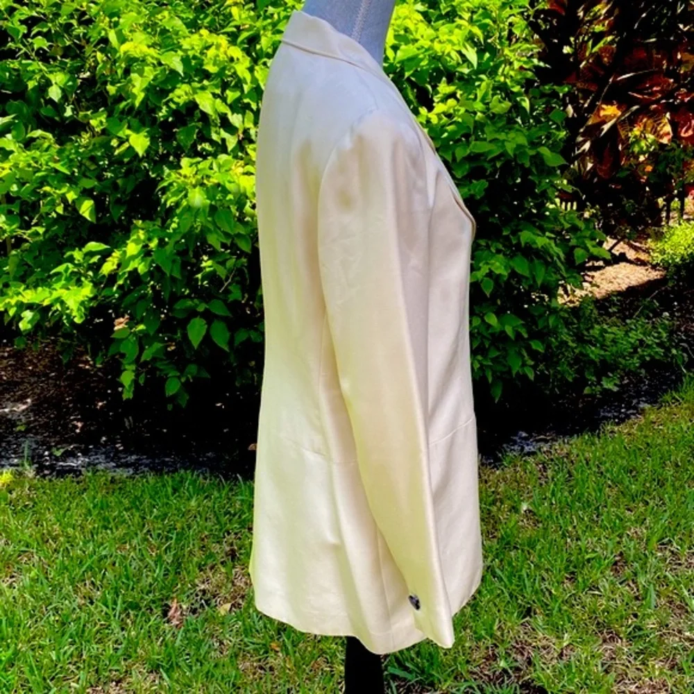 Vintage Christian Dior silk 7 button blazer in cream excellent condition sz 8